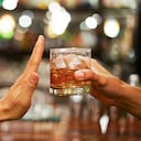 Foto de referencia de una persona rechazando el consumo de licor