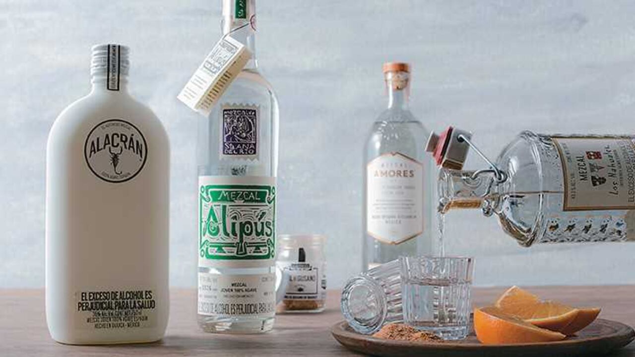 El destilado del agave es sin duda uno de los licores de moda en el mundo. Descubra las diferencias esenciales que tiene con el tequila y por qué está llamando la atención de los consumidores.