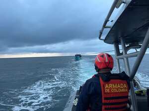 Los pescadores fueron rescatados por unidad de reacción rápida de la Armada.