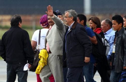A su llegada a Bogotá, el concejal Armando Acuña saludó a quienes lo esperaban en CATAM.