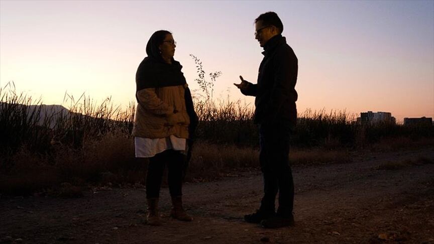 Fotograma de la escritora Yásnaya Aguilar (izq) y el actor mexicano Gael García (der) conducen 'El tema', la serie documental que aborda seis grandes problemáticas ambientales en México. La Corriente del Golfo / Montserrat Cattaneo - AGENCIA ANADOLU