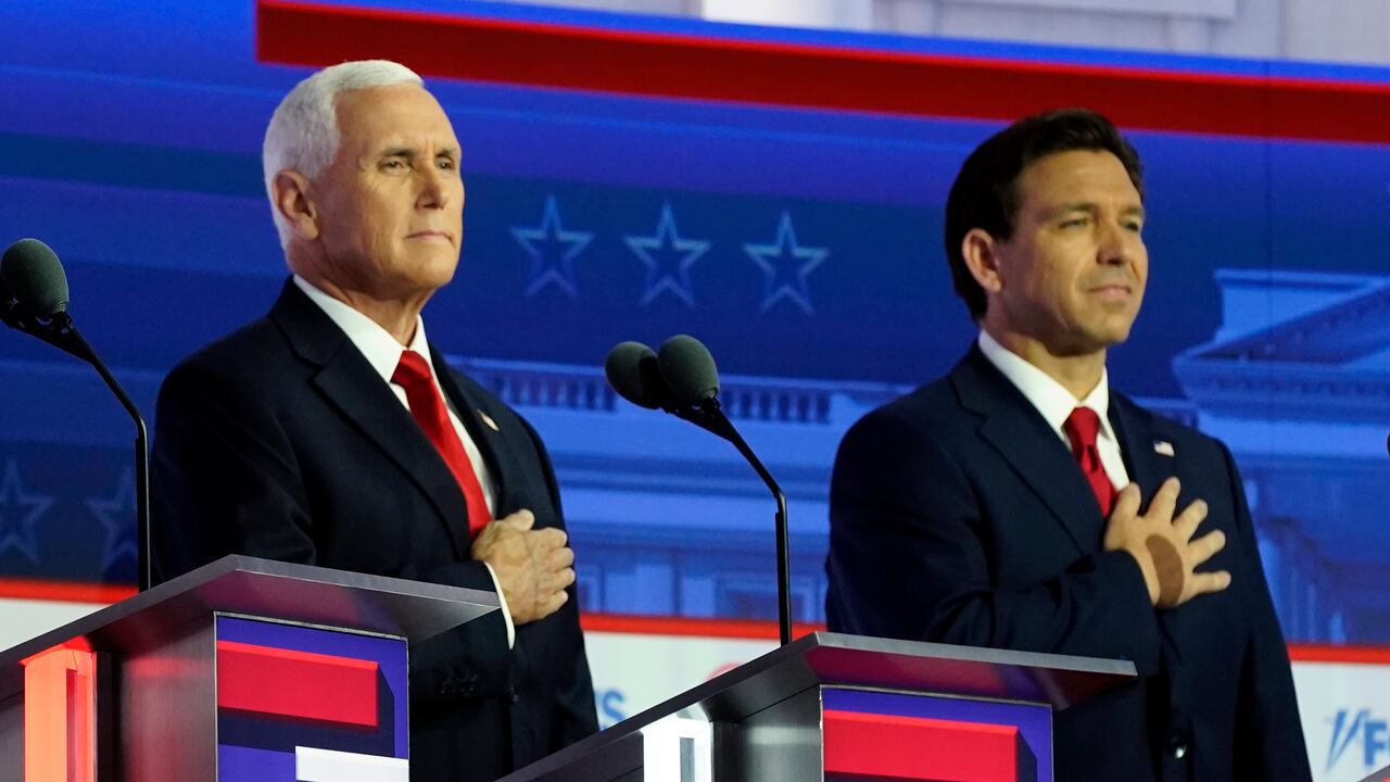 El exvicepresidente Mike Pence y el gobernador de Florida Ron DeSantis en el escenario, antes de un debate presidencial republicano organizado por 'Fox News Channel', el miércoles 23 de agosto de 2023, en Milwaukee.