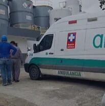 Ambulancia ingresando a la empresa.