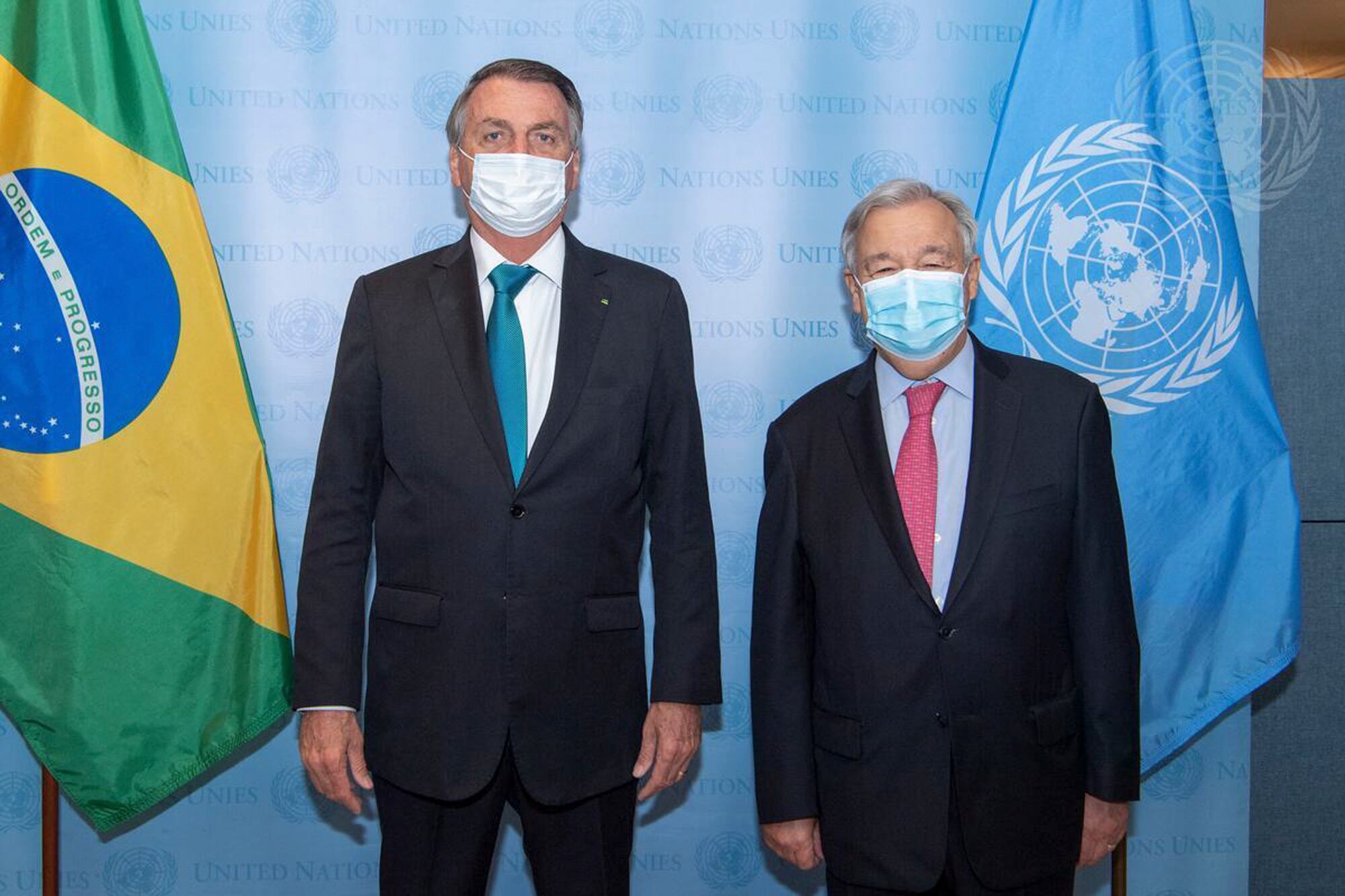 El secretario general de las Naciones Unidas, Antonio Guterres, a la derecha, se reúne con el presidente de Brasil, Jair Bolsonaro, durante el 76 ° período de sesiones de la Asamblea General de las Naciones Unidas, el martes. 21 de 2021 en la sede de la ONU. (Eskinder Debebe/UN Photo via AP)
