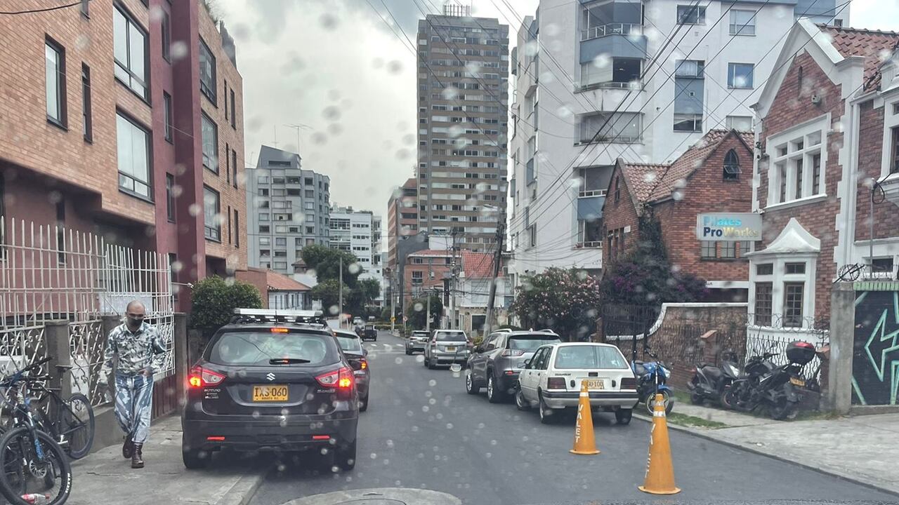 Carros estacionados en andenes y calles de Chapinero como si Bogotá fuera un parqueadero a cielo abierto.