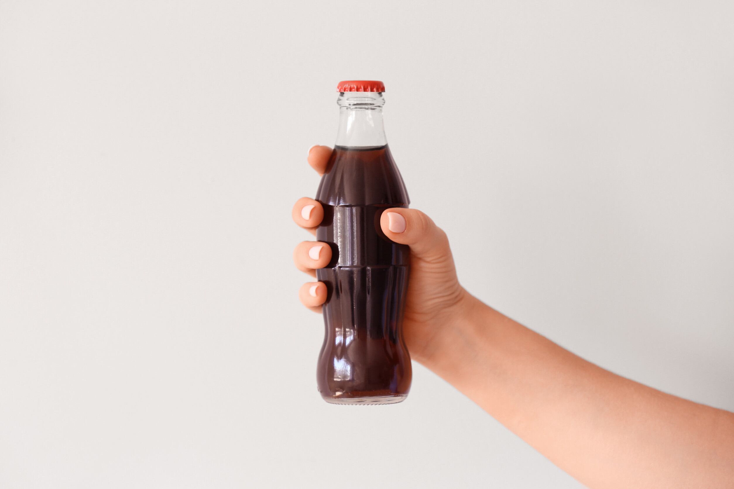 El pequeño consumió una bebida empacada en una botella de gaseosa.