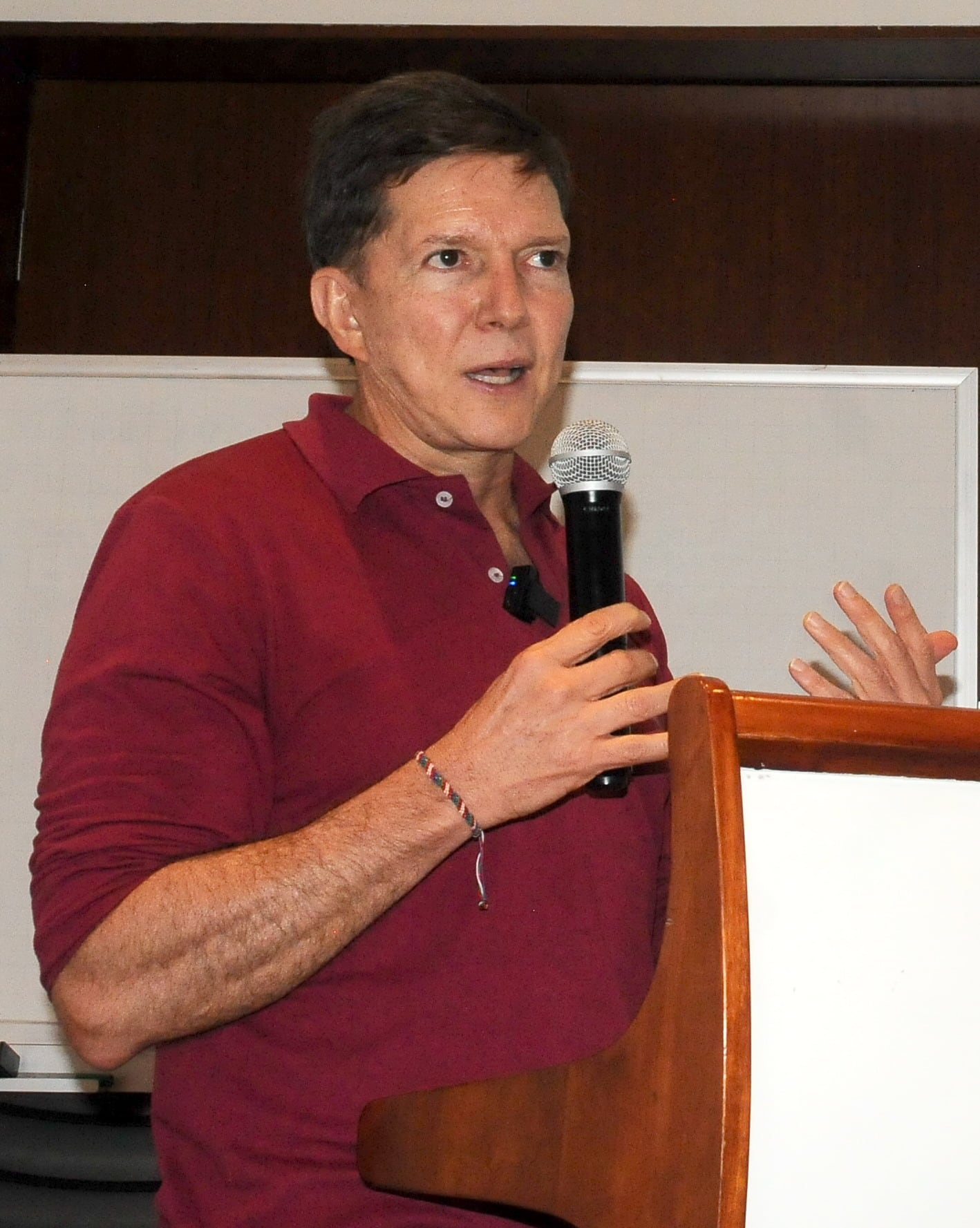 Cali: Política, el precandidato Wilson Ruiz en rueda de presa hace pública la denuncia penal frente a la guerra sucia en esta campaña a la Alcaldía de Cali. Foto José L Guzmán. El País. junio 28-23