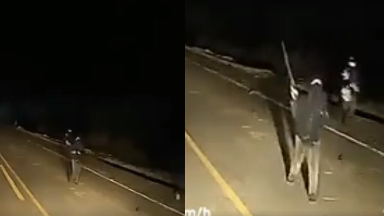 Los encapuchados aterrorizan a los conductores.