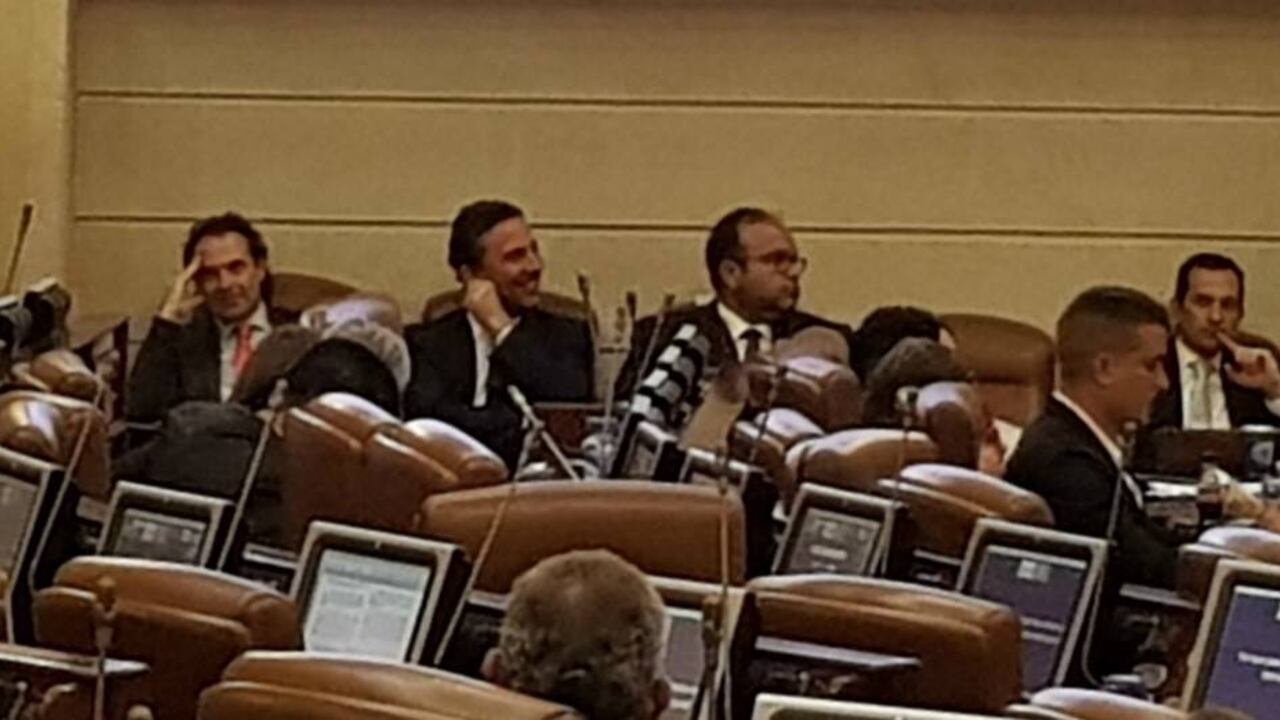 Larga espera de los invitados al debate que empezó a las 3:00 p.m y culminó a las 12:00.