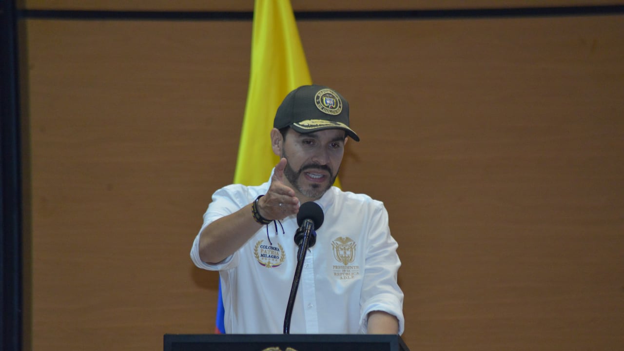 El presidente Abelardo De La Espriella hizo la entrega de apartamentos a las personas damnificadas por el terremoto en Cali.