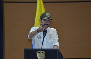 El Presidente Abelardo de la Espriella hizo la entrega de Apartamentos a las personas damnificadas por el terremoto en Cali.