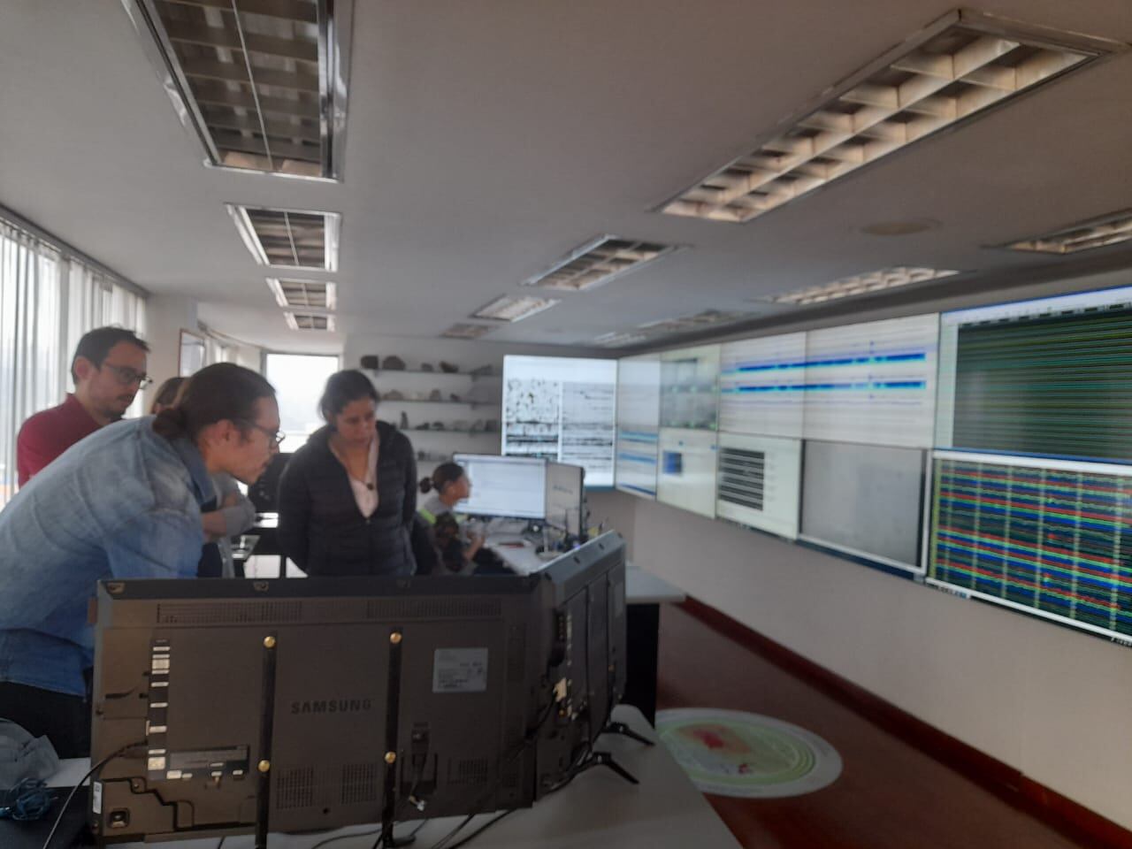 Profesionales analizan los datos para determinar los cambios en la actividad