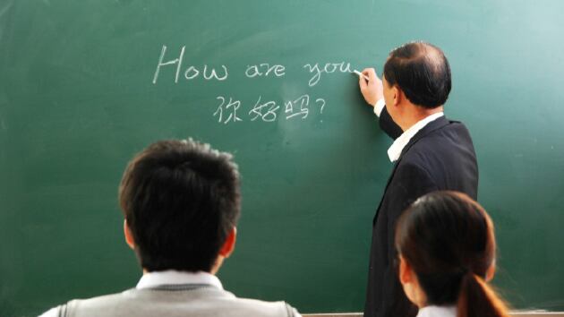 Los expertos aseguran que estudiar en otro país abre las puertas al mundo laboral, permite aprender otro idioma y ofrece una nueva perspectiva de la globalización.