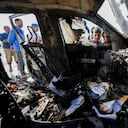 Gente inspecciona el lugar donde murieron trabajadores de World Central Kitchen en Deir al-Balah, Franja de Gaza, el martes 2 de abril de 2024. Un aparente ataque israelí mató a seis cooperantes internacionales de World Central Kitchen y a su conductor palestino, según indicó el grupo de ayuda el martes. (AP Foto/Abdel Kareem Hana)