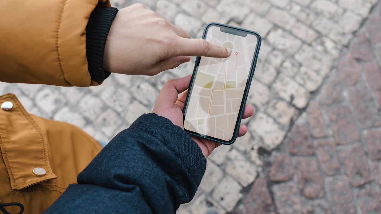 Apple retiró la aplicación ICEBlock de su App Store tras un pedido del gobierno de EE.UU., en medio de cuestionamientos sobre seguridad y derechos de los migrantes.