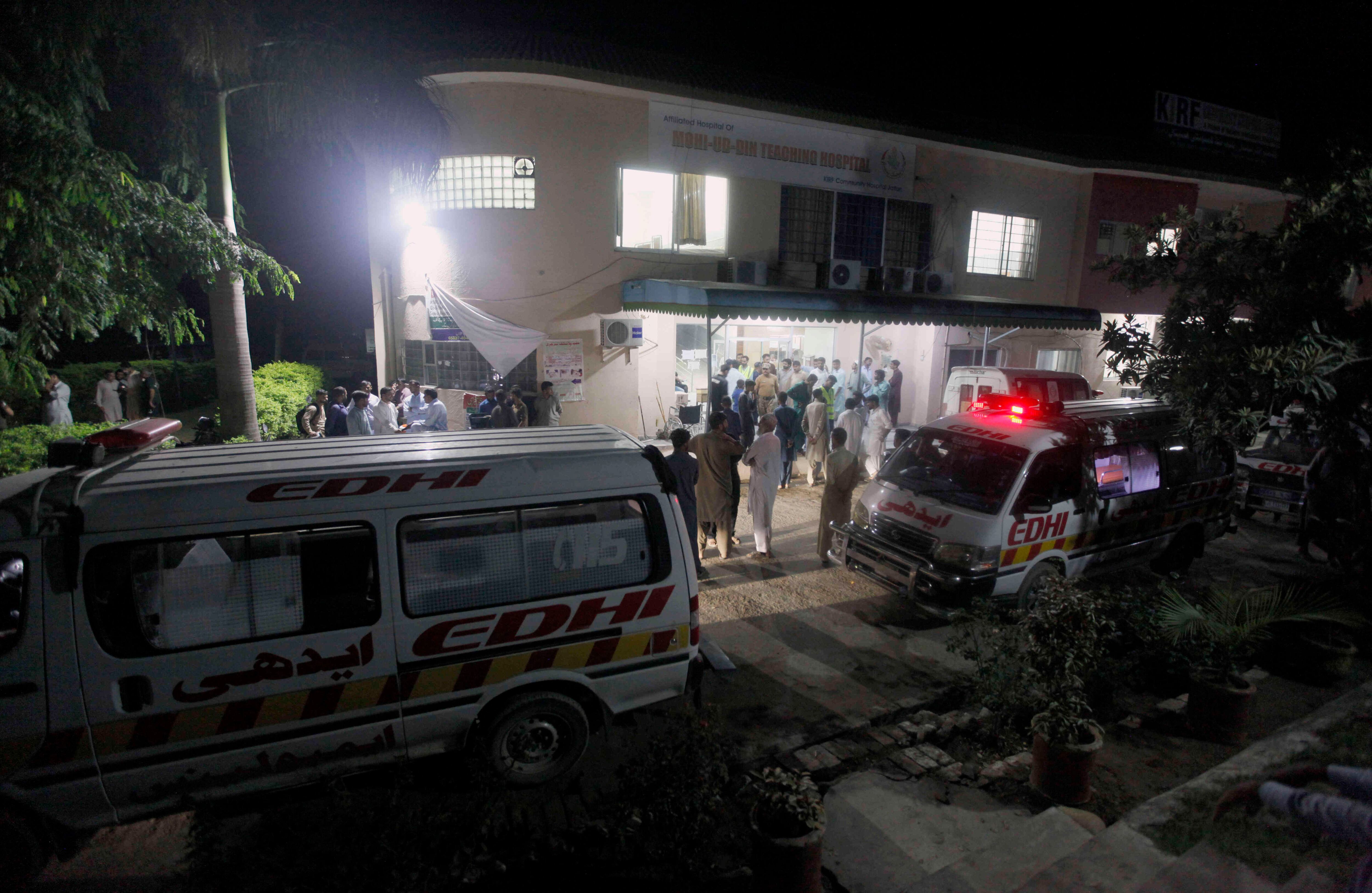Los sobrevivientes, heridos y familiares de los desaparecidos se reúnen a las afueras del hospital de Jatlan, a las afueras de la ciudad de Mirpur. Foto: AP/ ANJUM NAVEED. 