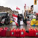 Los manifestantes se reúnen a lo largo de Wellington Street como una protesta contra las restricciones de COVID-19 que ha estado marcada por el embotellamiento y el sonido de las bocinas de los camiones llega a su día 14, en Ottawa, el jueves 10 de febrero de 2022. Foto AP/Nick Iwanyshyn/The Canadian Press