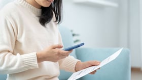Imagen de referencia de mujer escaneando documentos desde el celular.
