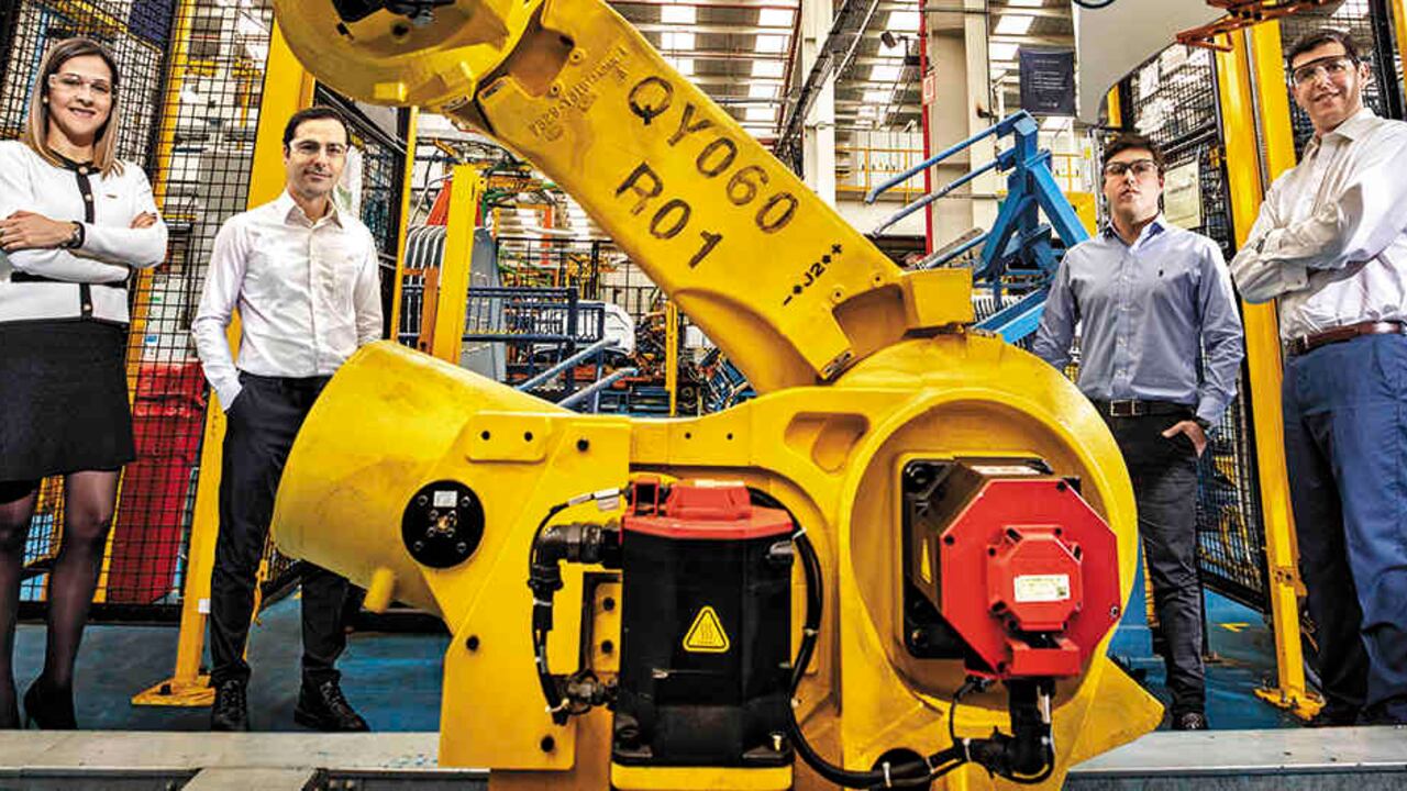 De izquierda a derecha: Paola Corzo, líder contact center de GM Sudamérica Oeste, Marcel Querotti, director de manufactura de GM, Juan David Arias, gerente de OnStar de GM, Ernesto Ortiz, presidente de GM Sudamérica Oeste.