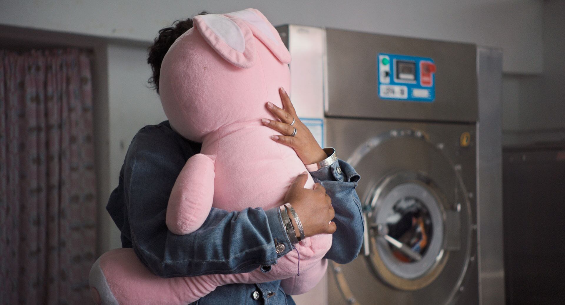 David abraza a su conejo.