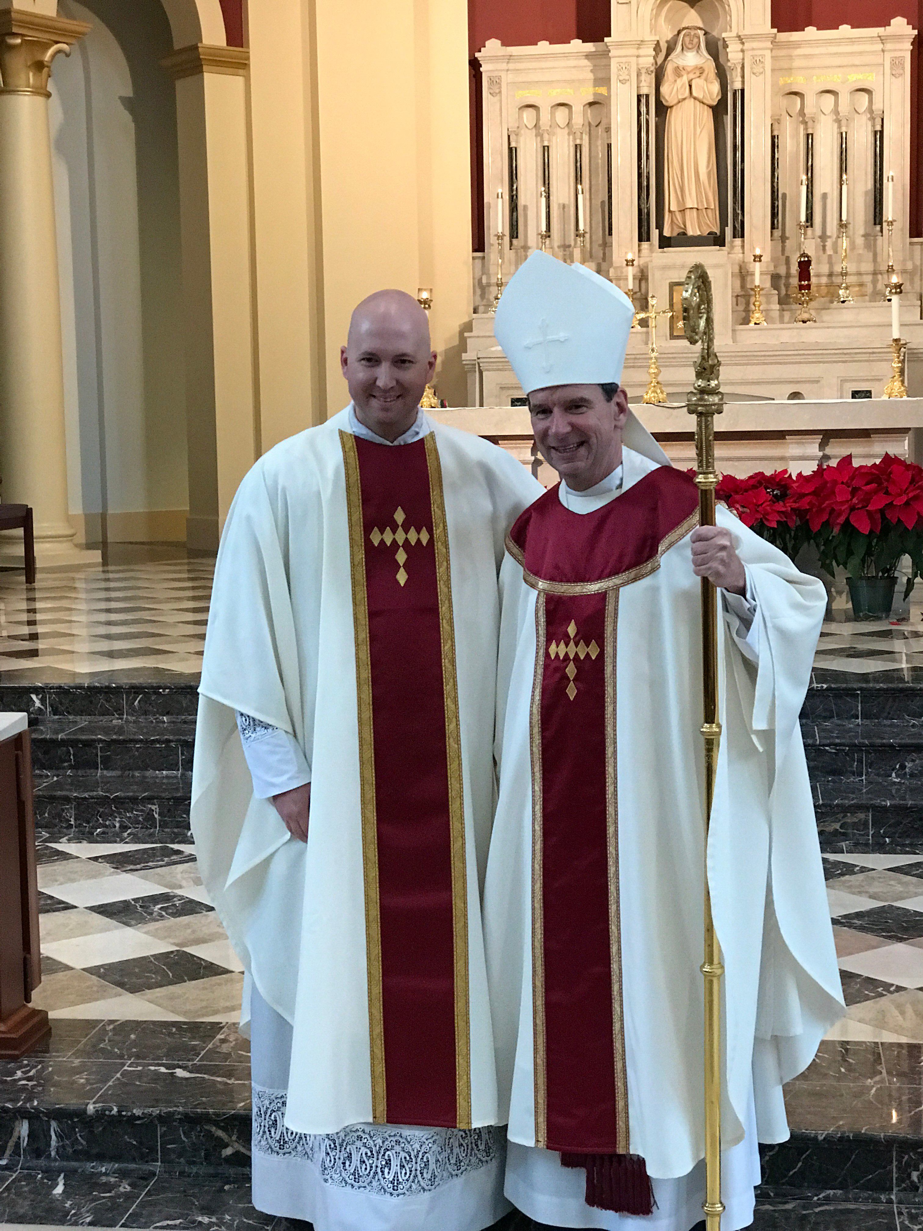 Padre Philip Johnson, izq.