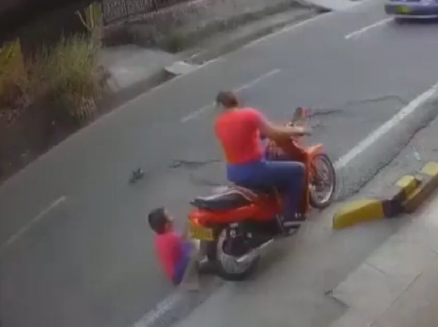 Mujer tumbó de un codazo a un niño a bordo de una moto en Neiva; casi muere aplastado por un carro.
