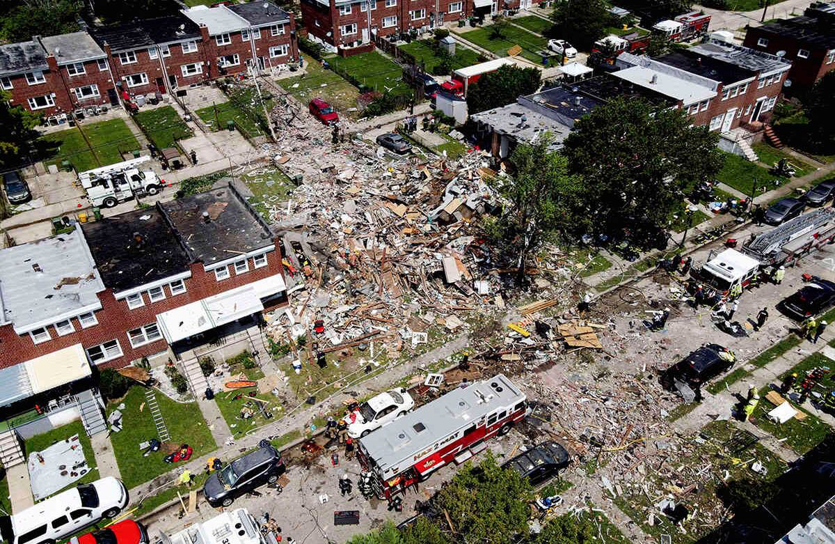 Se observan los escombros que cubren el suelo después de una explosión en Baltimore, el lunes 10 de agosto. Los bomberos de Baltimore dicen que la explosión arrasó con varias casas en la ciudad. Foto: Julio Cortez / AP