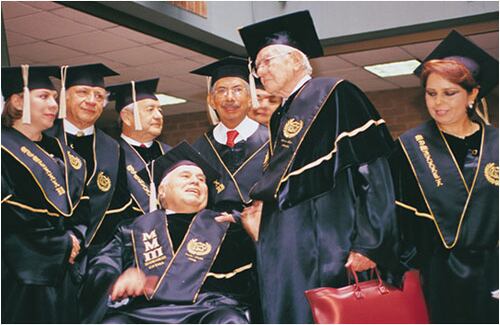 A diferencia de otros expresidentes, López continuó preparándose y trabajando por el país aún después de terminado su periodo como gobernante.