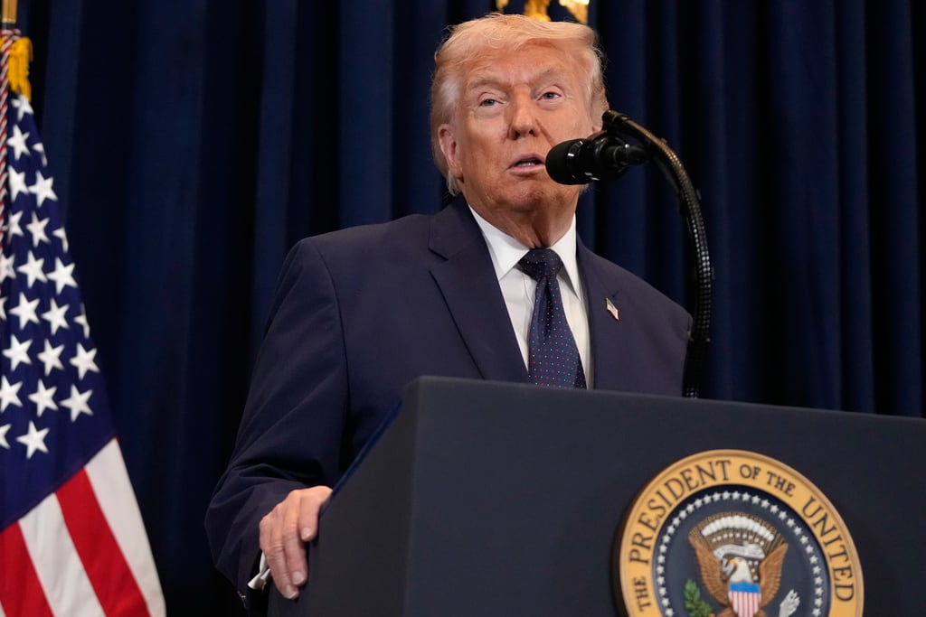 El presidente Donald Trump habla en una conferencia de prensa el lunes 9 de marzo de 2026 en el Trump National Doral Miami, en Doral, Florida. (Foto AP/Mark Schiefelbein)