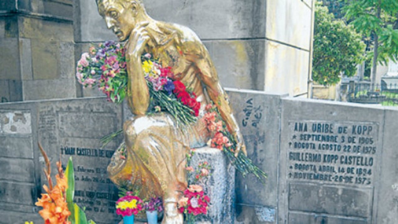 Esta es la estatua que preside la tumba del industrial Leo Kopp y de su familia.