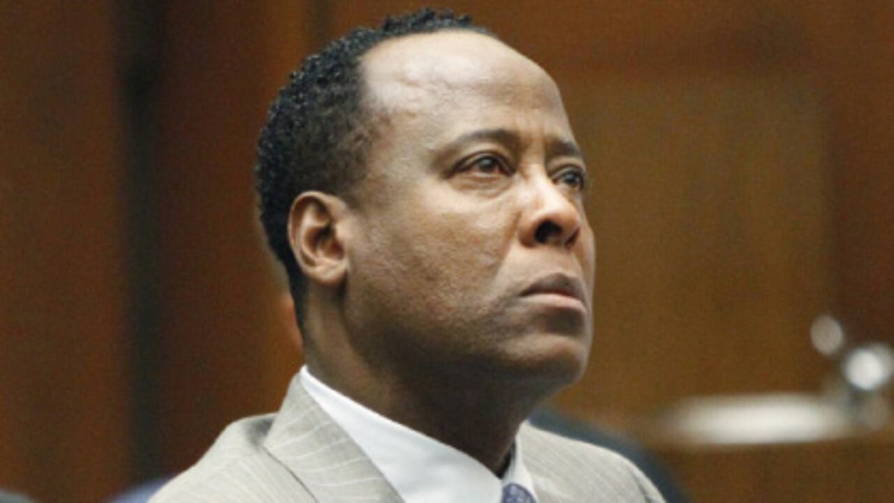 La Fiscalía presentó una foto del cadáver de Michael Jackson minutos después de que lo trasladaron al hospital. De ser encontrado culpable de su muerte, Conrad Murray podría enfrentar cuatro años de prisión.