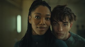 Naomi Ackie es Nasha, la mayor aliada de Mickey, su compañera sentimental, y también tremenda guerrera.