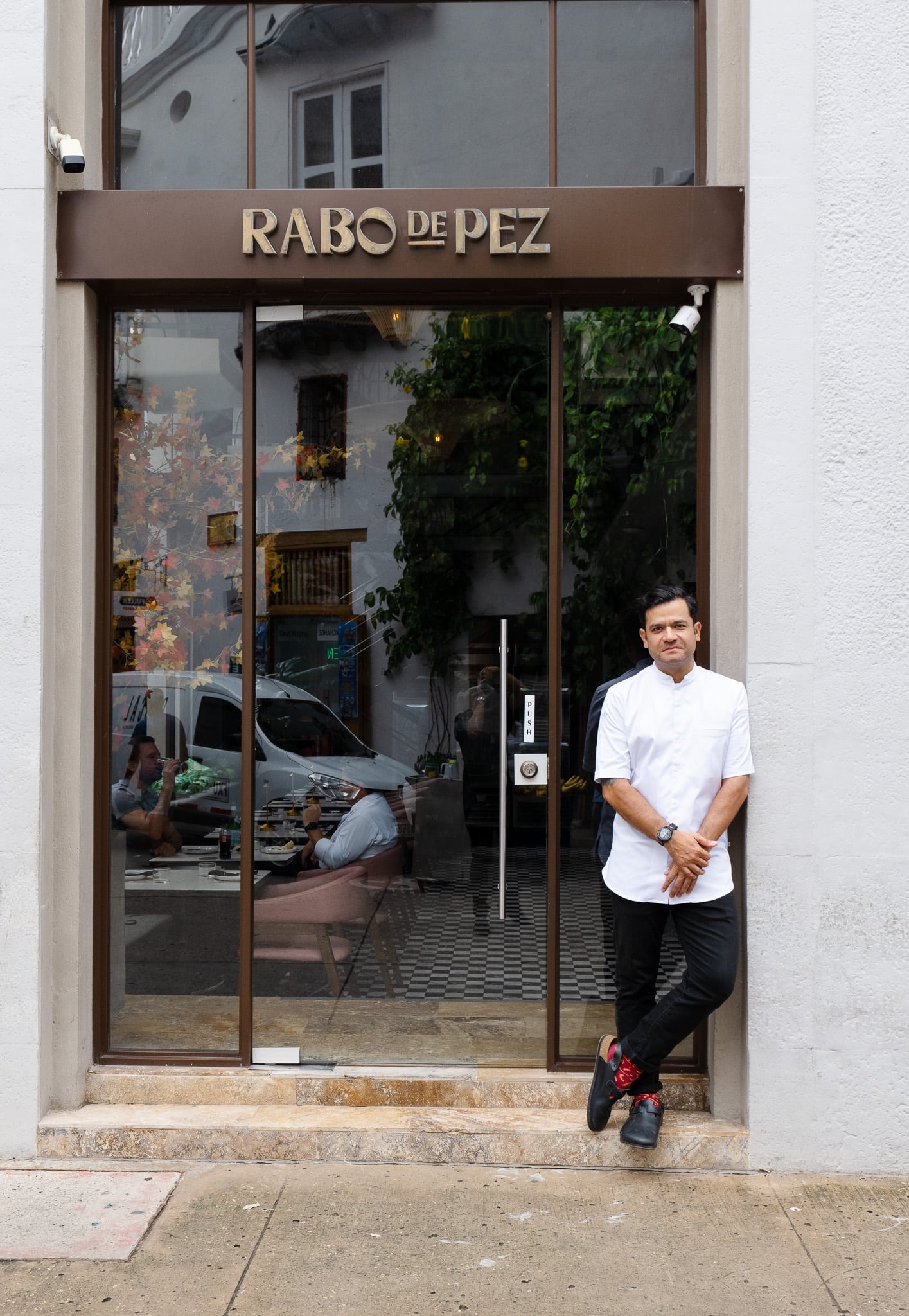 Rabo de Pez, su proyecto más reciente, ofrece una experiencia culinaria única basada en ingredientes locales y responsabilidad social.