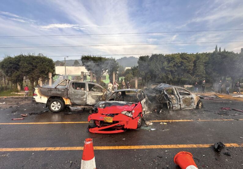 Varios carros terminaron incinerados.
