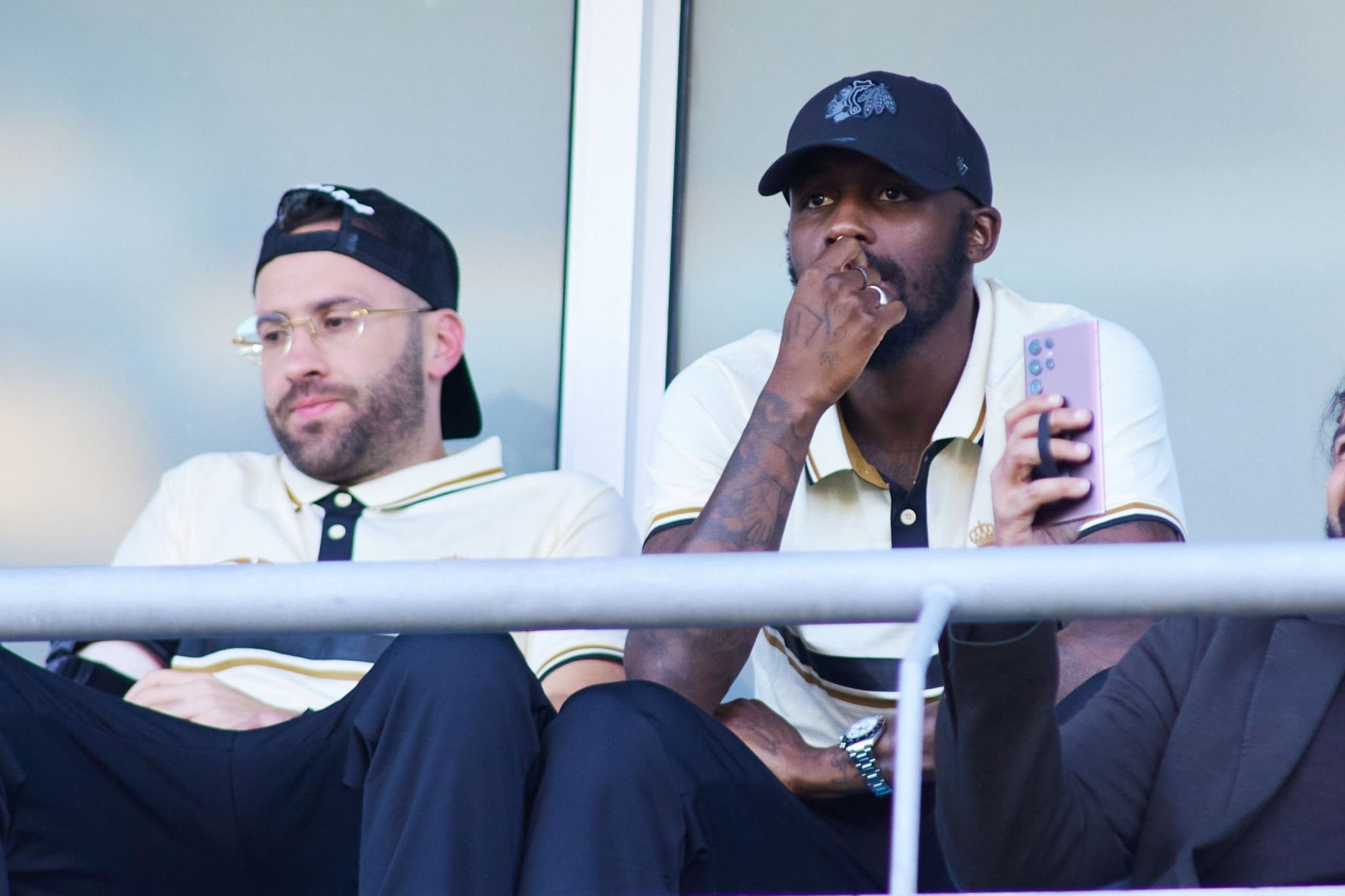 David Ospina observa mientras se recupera de una lesión de codo, un partido del Al Nassr.