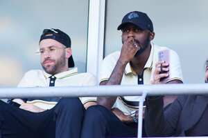 Desde una tribuna el portero colombiano David Ospina ve un partido de su equipo, el Al Nassr, junto al nuevop fichaje del club, el francés Fofana.