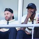 Desde una tribuna el portero colombiano David Ospina ve un partido de su equipo, el Al Nassr, junto al nuevop fichaje del club, el francés Fofana.