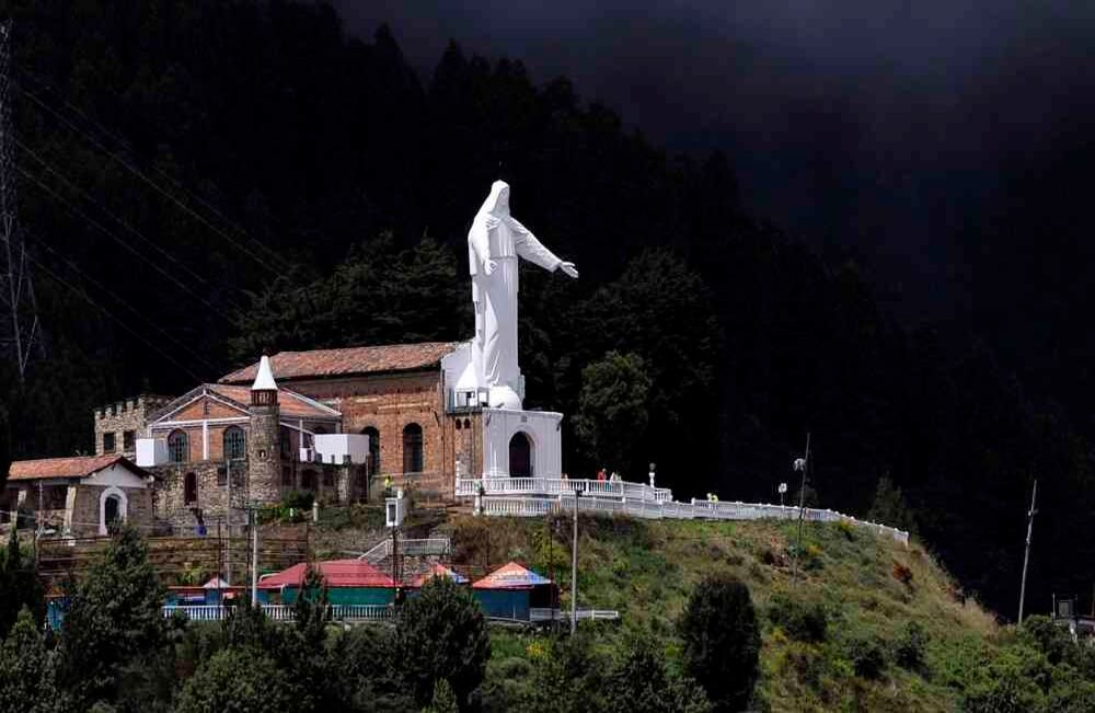 El monumento a la Virgen de Guadalupe está ubicado en el cerro de Guadalupe, cuya altura es de 3.360 sobre el nivel del mar. En la cima del cerro se erigen una estatua de 15 metros de altura elaborada por el escultor Gustavo Arcila Uribe en 1946 y una pequeña ermita consagrada a la virgen de Guadalupe. Además tiene un mirador desde donde se puede apreciar una imponente vista de la ciudad.