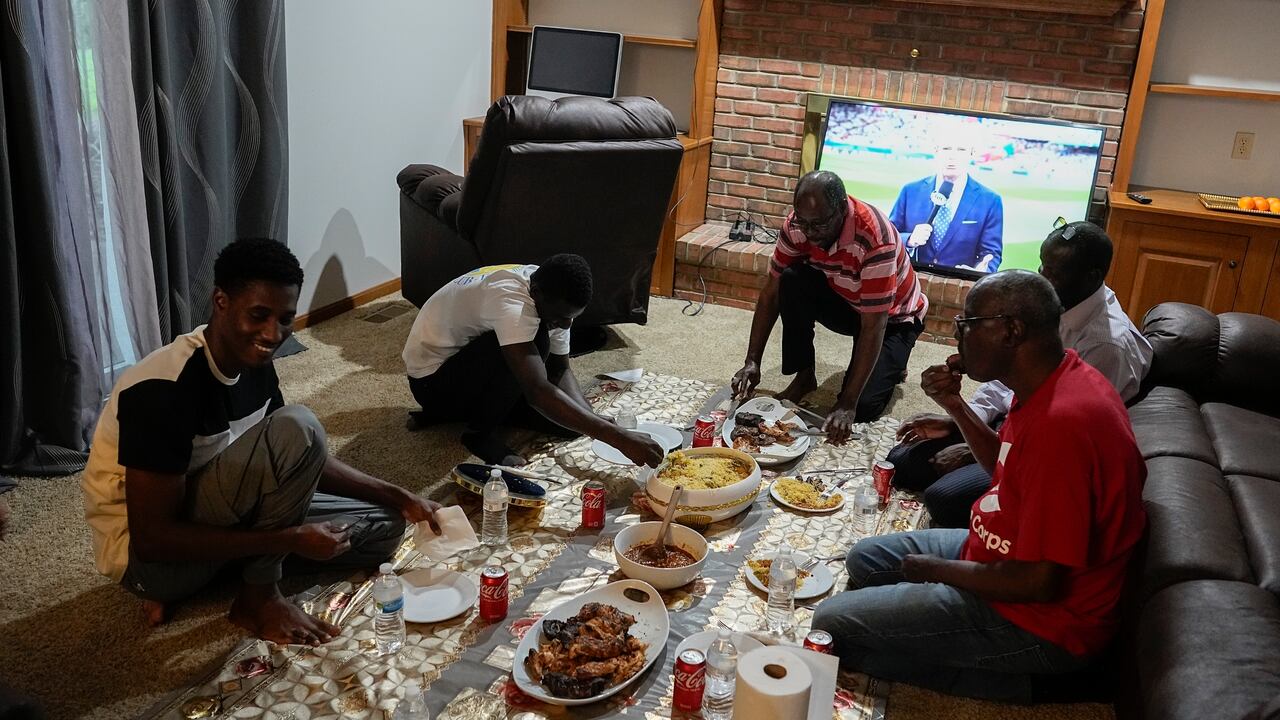 Mauritanos se reúnen para compartir una comida tradicional, el 21 de julio de 2023, en Cincinnati. El repunte en la inmigración ha sido posible por el descubrimiento este año de una nueva a través de Nicaragua, donde la laxitud de los requisitos de entrada permite a los mauritanos y a otros extranjeros adquirir una visa de bajo costo sin necesidad de demostrar que van a continuar su viaje. (AP Foto/Darron Cummings)