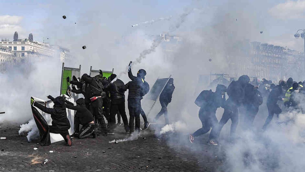 Mientras algunos grupos coreaban lemas anticapitalistas o antipoliciales, otros erigieron barricadas o atacaron tiendas