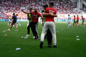 Hinchas de Marruecos invadieron el campo tras el empate anulado a Argentina