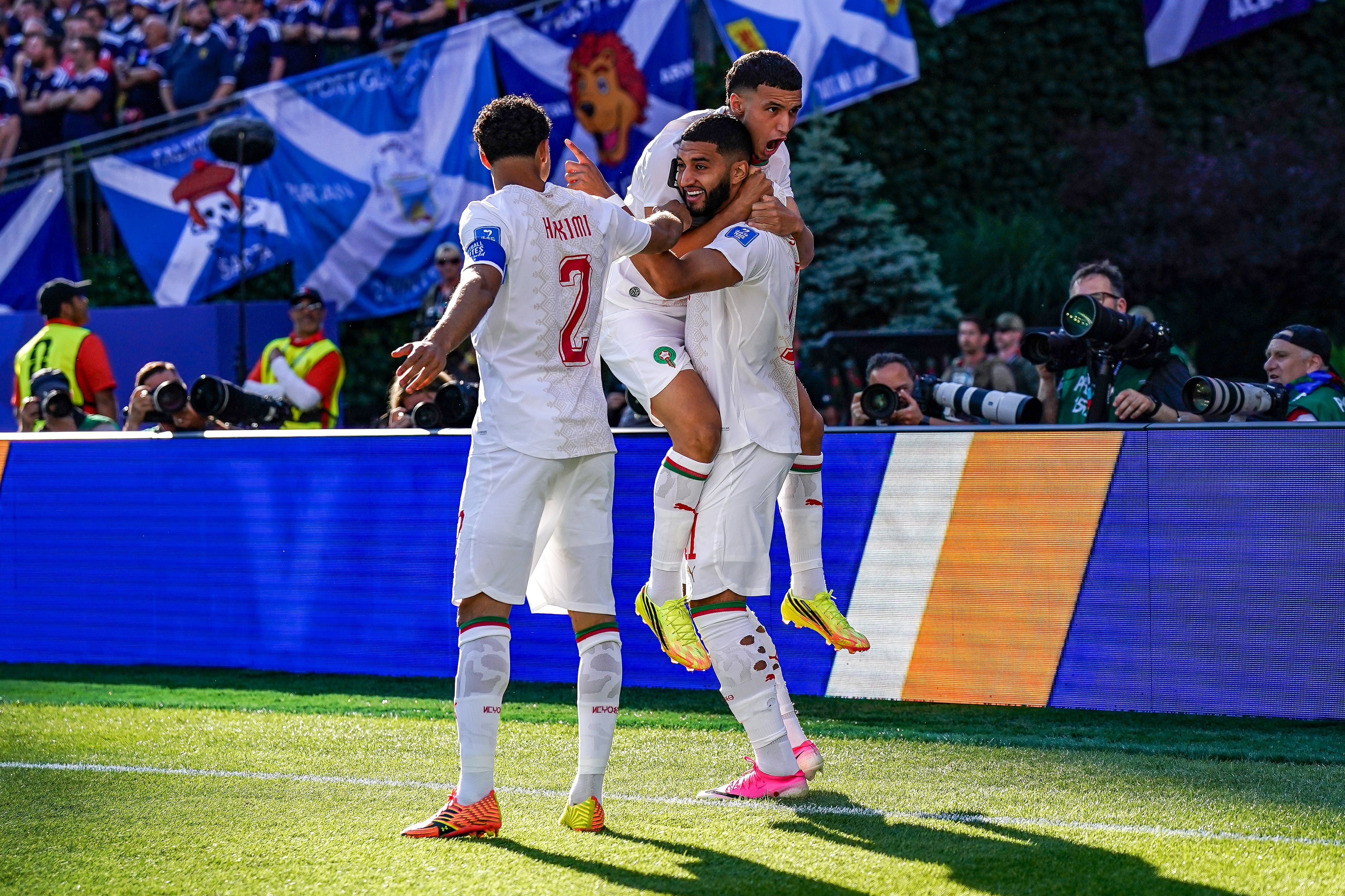 Jugadores de Marruecos celebran el gol de Saibari ante Escocia.