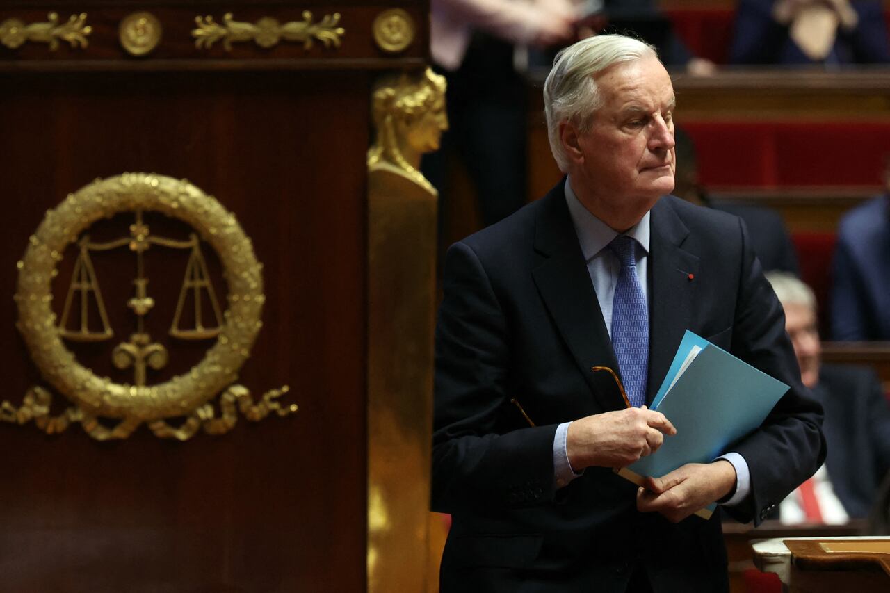 El primer ministro francés, Michel Barnier, se prepara para pronunciar un discurso durante el debate previo a los votos de censura sobre su administración en la Asamblea Nacional en París el 4 de diciembre de 2024. La Asamblea Nacional francesa debate dos mociones presentadas por el izquierdista francés Nouveau La coalición Front Populaire (Nuevo Frente Popular) NFP y el partido francés de extrema derecha Rassemblement National (Agrupación Nacional) RN en un enfrentamiento sobre el presupuesto de austeridad de 2025