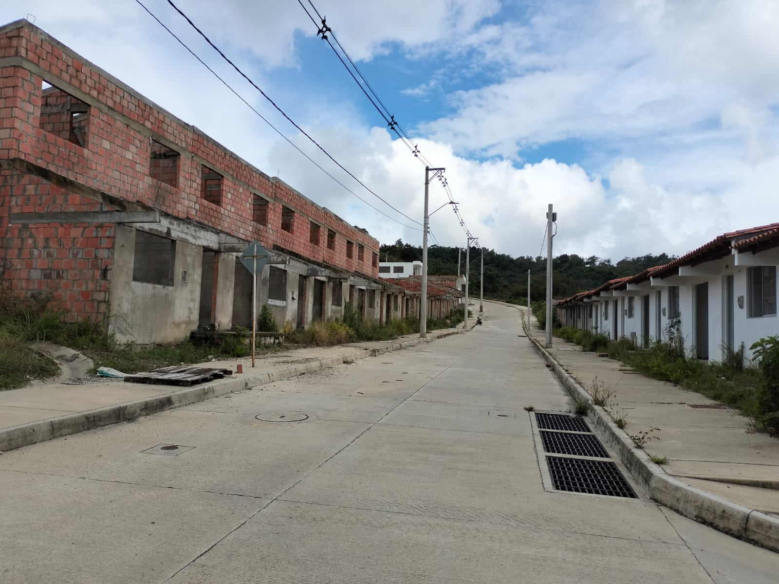 Un barrio a medias que se encuentra desolado.