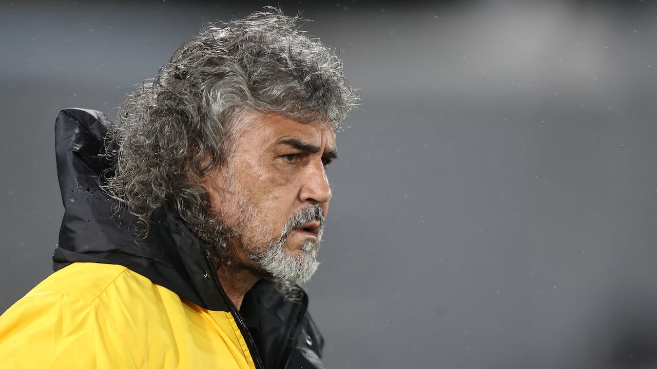 ucaramanga's head coach Leonel Alvarez gestures before the Copa Libertadores group stage football match between Argentina's Racing Club and Colombia's Atletico Bucaramanga at the Presidente Juan Domingo Peron - El Cilindro stadium in Avellaneda, Buenos Aires province, Argentina, on April 10, 2025. (Photo by ALEJANDRO PAGNI / AFP)