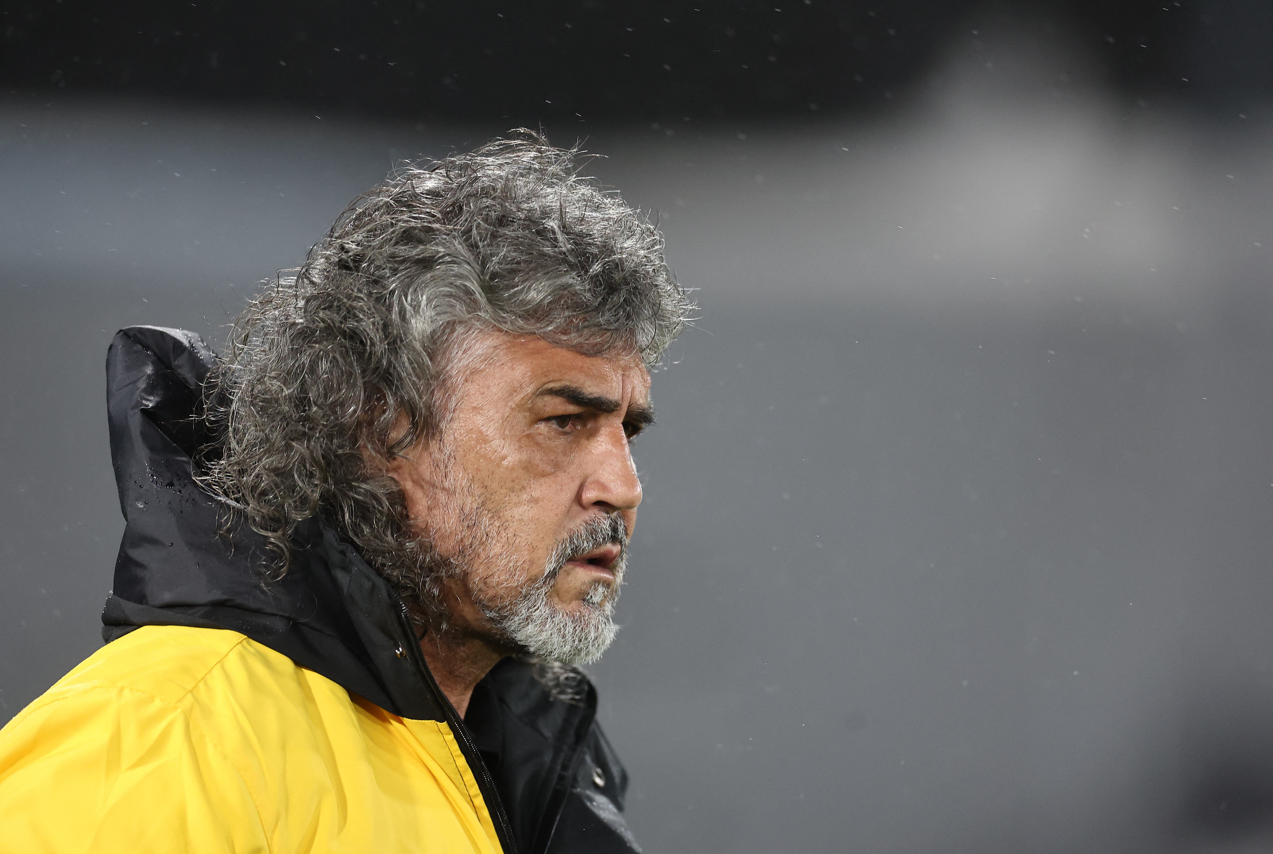ucaramanga's head coach Leonel Alvarez gestures before the Copa Libertadores group stage football match between Argentina's Racing Club and Colombia's Atletico Bucaramanga at the Presidente Juan Domingo Peron - El Cilindro stadium in Avellaneda, Buenos Aires province, Argentina, on April 10, 2025. (Photo by ALEJANDRO PAGNI / AFP)