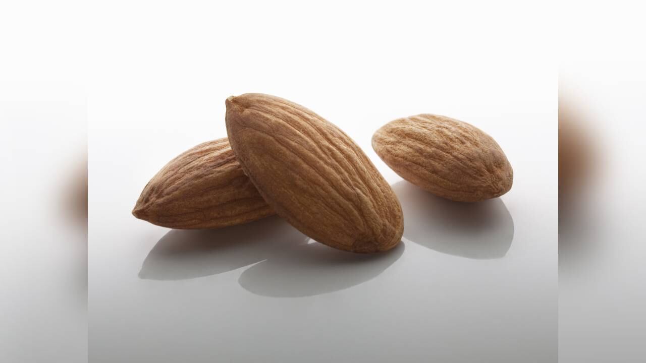Las almendras son un potente alimento para reducir niveles de colesterol en sangre. Foto: GettyImages.