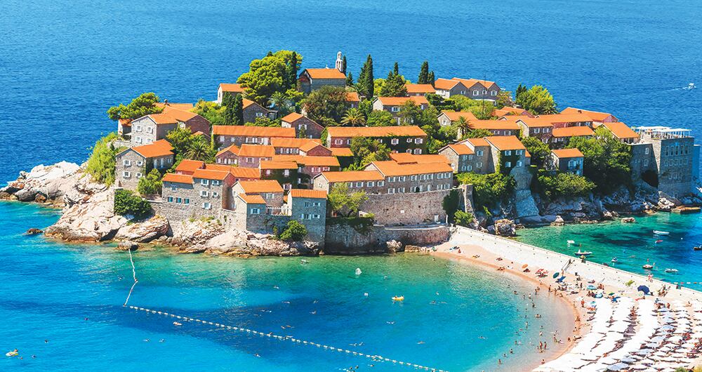La isla de San Estaban en Budva, Montenegro, es una fortaleza rodeada por las paradisiacas playas del Adriático