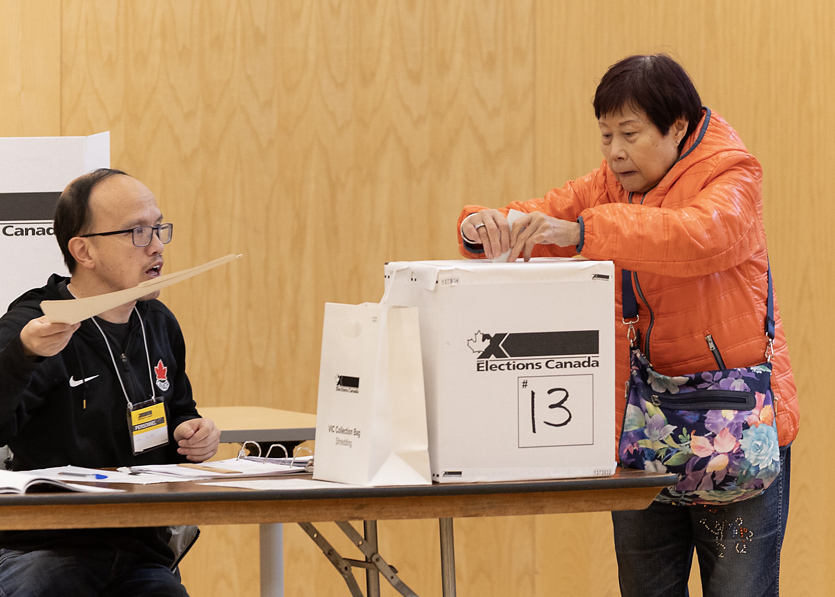 El pueblo vota en unas elecciones federales anticipadas en la Escuela Sir Sanford Fleming el 28 de abril de 2025 en Vancouver, Canadá.