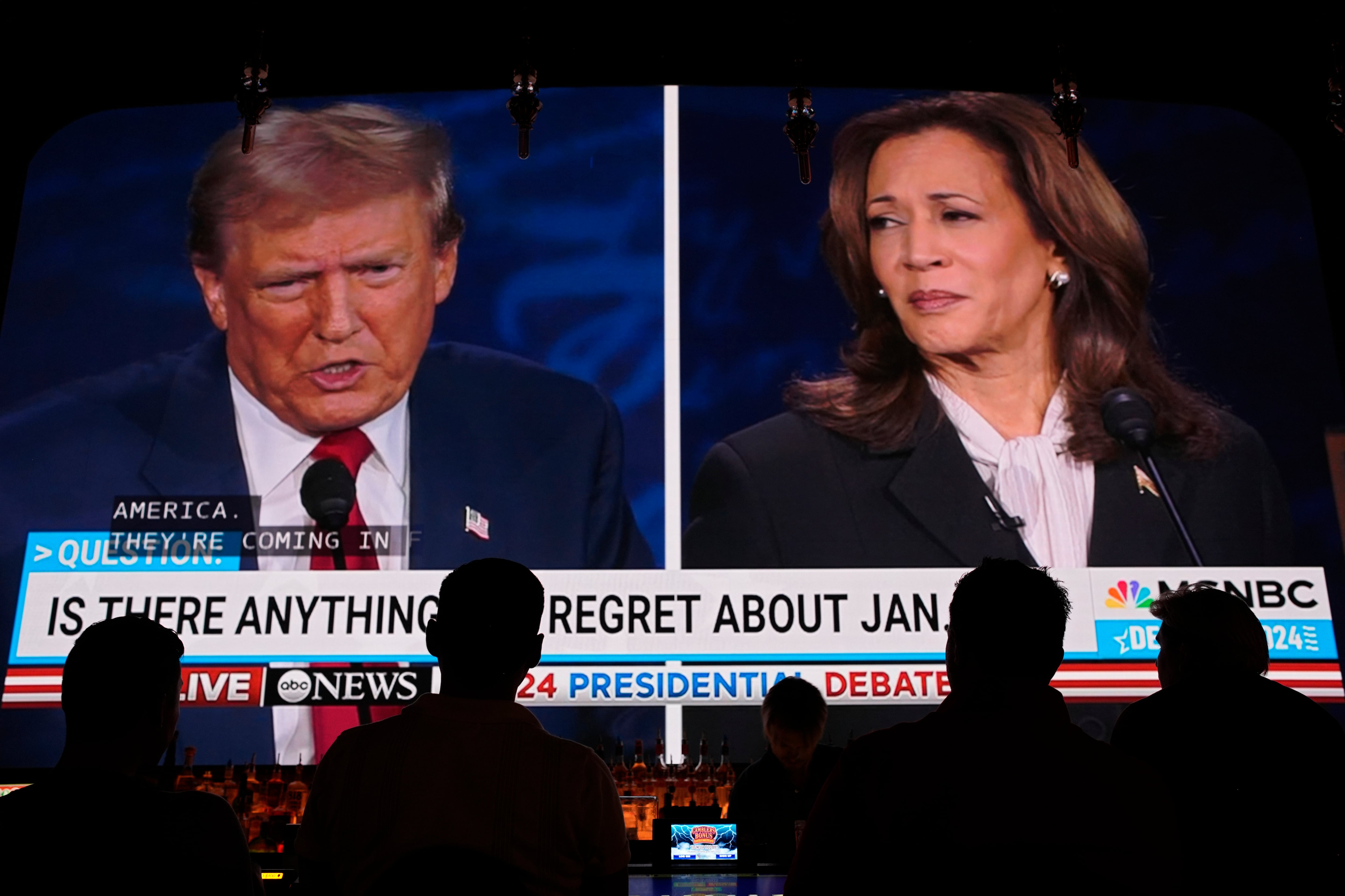 La gente observa el debate presidencial entre el candidato presidencial republicano, el ex presidente Donald Trump, y la candidata presidencial demócrata, la vicepresidenta Kamala Harris, el martes 10 de septiembre de 2024, en el Gipsy Las Vegas en Las Vegas. (Foto AP/John Locher)